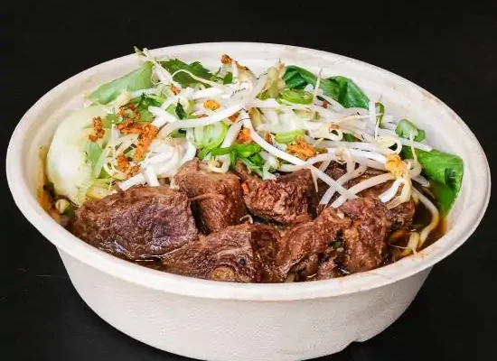 a bowl of beef noodles